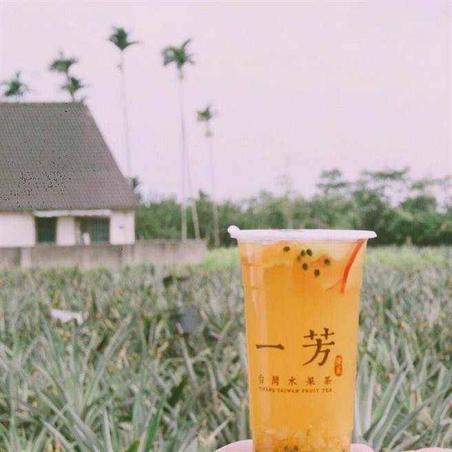 一芳水果茶，26日开始推出买一送一的活动。（图／一芳水果茶脸书）