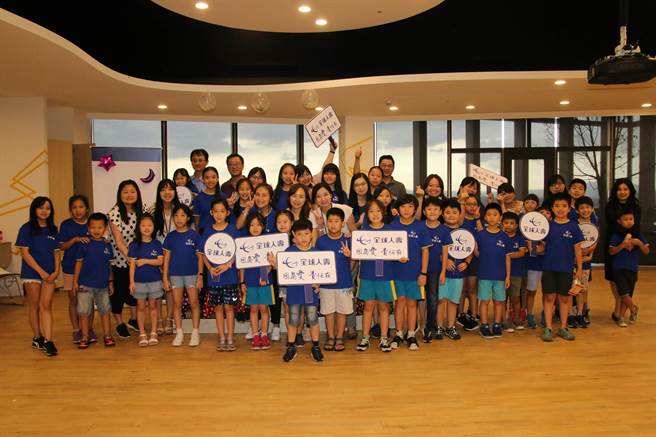 为了帮同仁减轻暑假期间顾小孩的负担，全球人寿每年暑期都会举办同仁亲子夏令营，让小朋友跟父母大手牵小手一起上下班。（全球人寿提供）