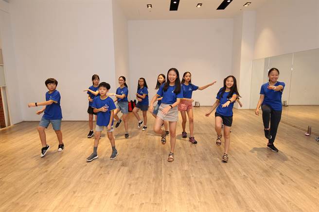 同仁亲子夏令营的课程培养小朋友「五感力」，以寓教于乐的方式学音乐、舞蹈。（全球人寿提供）

