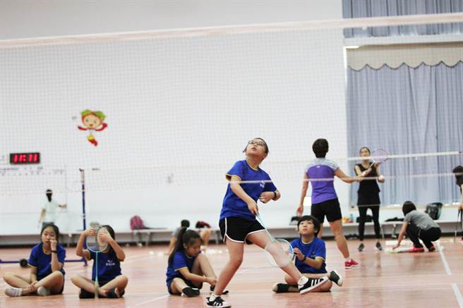 全球人寿同仁亲子夏令营安排许多的体能课程，启发孩童团队合作与运动家的精神。（全球人寿提供）