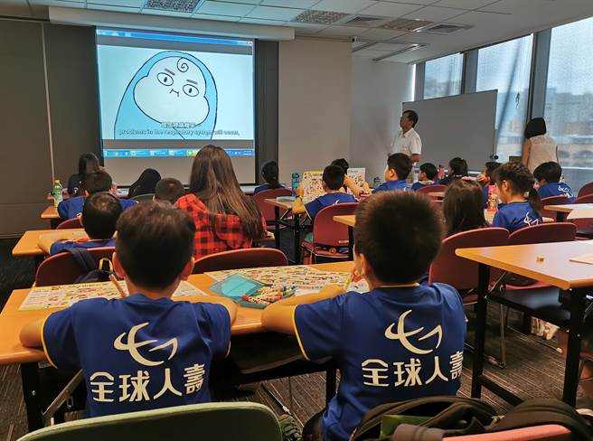 同仁亲子夏令营今年特别安排教导小朋友反菸及认识毒品危害的重要性，拒绝不明毒品偽装成食品。（全球人寿提供）

