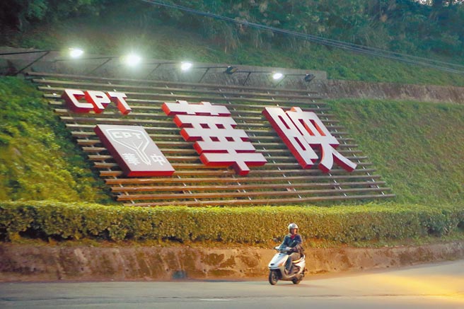 昨日華映董事會決議，現有員工約2100人將全數解雇，預計60天後生效，僅必要人員將回聘。圖為華映龍潭廠區員工下班情形。（本報資料照片）