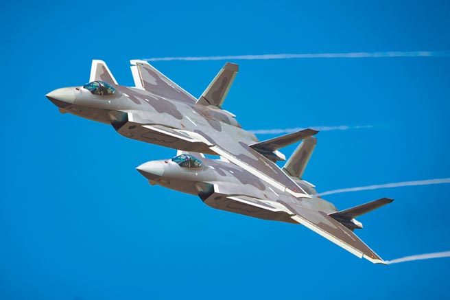 2018年11月，解放军歼-20战斗机在珠海航展上进行飞行表演。（CFP）