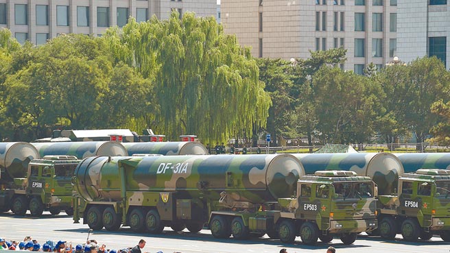 2015年9月3日，大陆纪念抗战胜利70周年活动在北京举行，东风-31A接受检阅。（新华社）