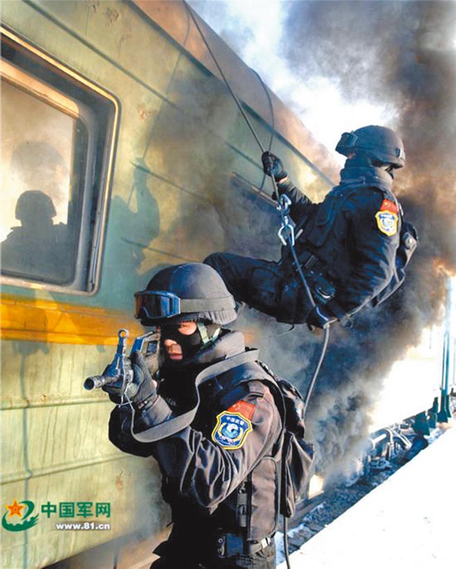 雪豹突击队员破窗突入。（取自中国军网）