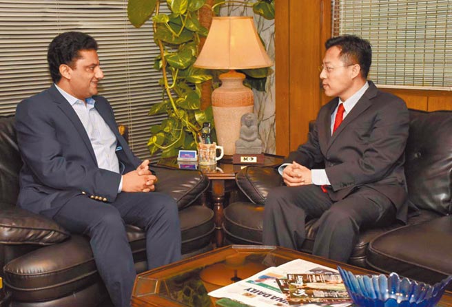 大陆驻巴基斯坦大使馆前临时代办赵立坚（右）。（取自赵立坚推特）