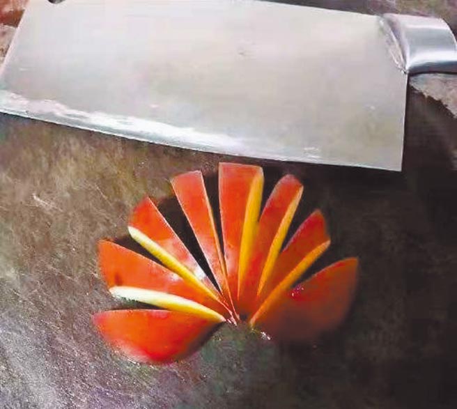 赵立坚曾将苹果切成华为LOGO。（取自赵立坚推特）