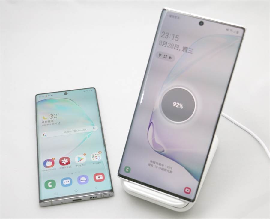 三星官方Galaxy Note 10週邊：無線閃充充電座。採用無線快充2.0，可迅速為手機充電，且維持理想角度，充電時可以繼續聊天、觀賞影片或玩遊戲。(圖／黃慧雯攝)