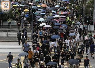 港示威者往禮賓府遊行 防暴警舉旗警告