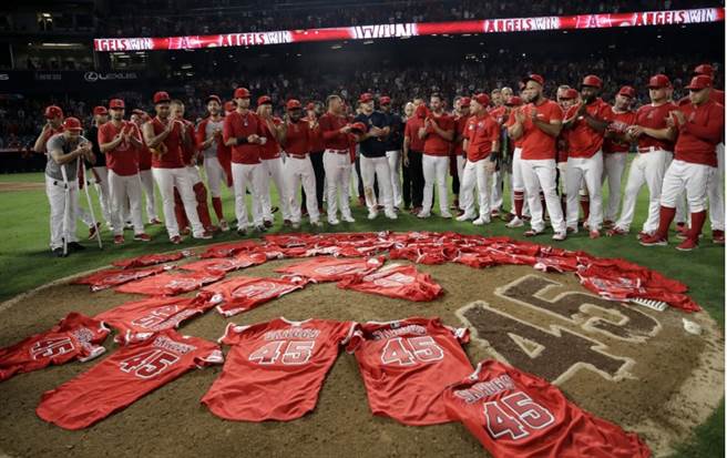 天使球员悼念投手史卡格斯。（美联社资料照）