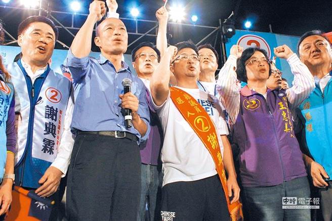 国民党2020总统提名人、高雄市长韩国瑜去年11月晚间首度到彰化溪州为彰化县议会议长谢典霖和彰化县长候选人王惠美站台，呼吁大团结。（图/中时资料照，吴敏菁摄）