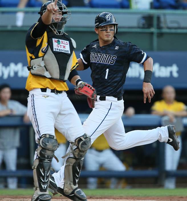 林哲瑄敲出超前安。（富邦悍將／鄧心瑜傳真）