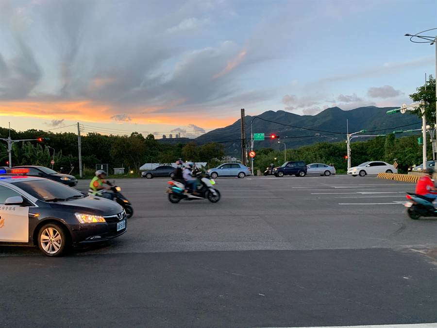 北市承德路下午發生小客車撞機車事故。（陳鴻偉翻攝）