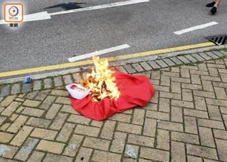 香港示威者破壞東涌站閘門  焚燒路障及五星旗