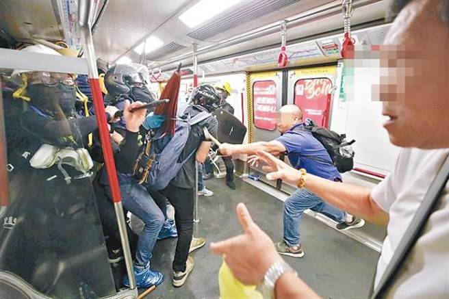 太子站列车上有蓝衣人持伞袭击黑衣人。(图/截自东网)