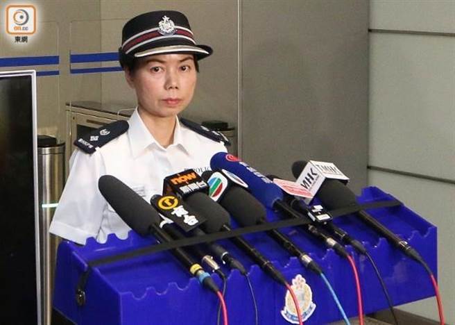 余铠均指持枪投掷汽油弹者非警员。(图/截自香港东网)