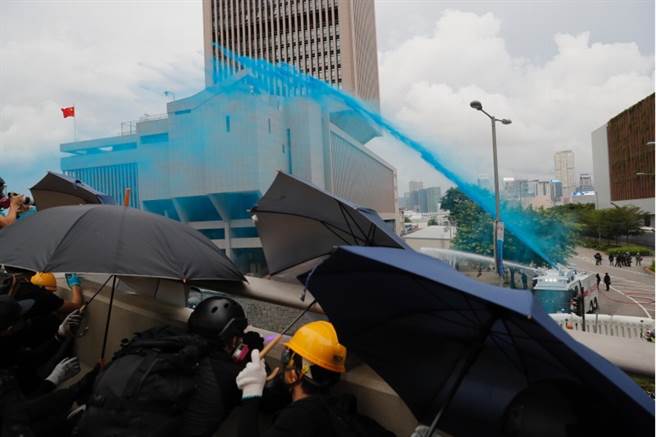 8月31日，香港警方出動水砲車噴射「藍色水柱」。(美聯社)