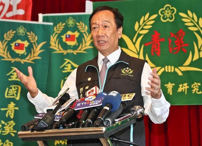 鸿海集团创办人郭台铭（见图）1日出席青溪教育研究院菁英班活动，发表专题演讲。会后郭台铭受访时表示，如果要找人一起经营中华民国的未来，侯明锋院长绝对是一个非常合适的人选。（刘宗龙摄）