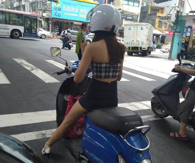 正妹骑士的绝美背影引发网友暴动(图摘自爆废公社)