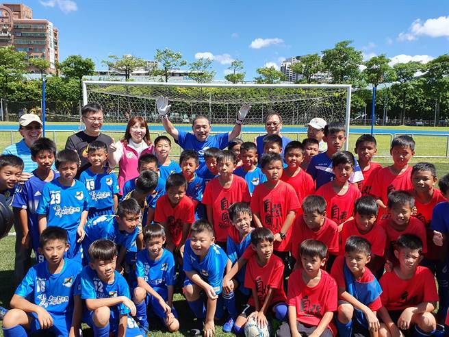 新北市長侯友宜1日上午前往錦和運動公園與國小足球隊一起踢足球。（葉書宏攝）