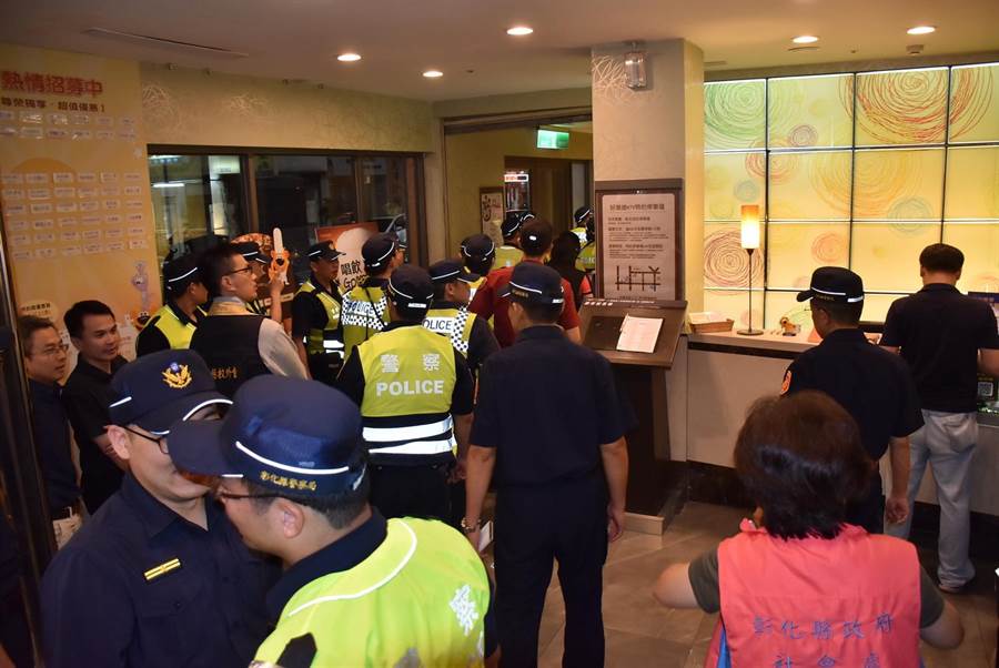 彰化縣警局暑期期間青春專案至青少年易涉足之場所實施聯合稽查。（彰化縣警局提供／謝瓊雲彰化傳真）