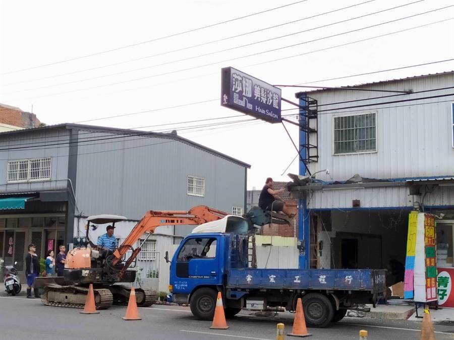 位在溪湖鎮二溪路的美髮沙龍因涉及毒品交易，經警方查獲後遭強制拆除。（彰化縣警局提供／謝瓊雲彰化傳真）