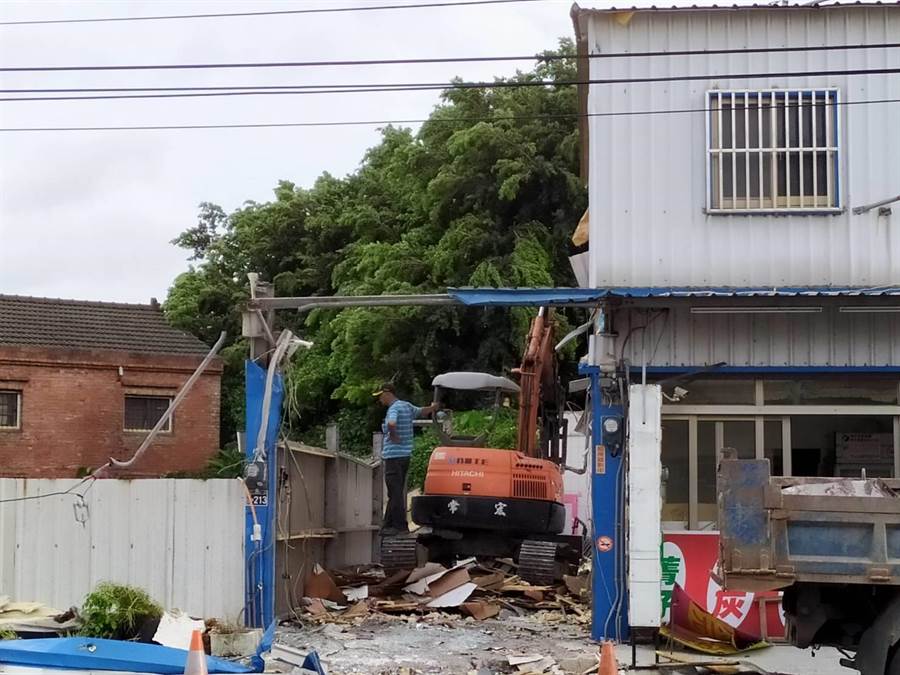 位在溪湖鎮二溪路的美髮沙龍因涉及毒品交易，經警方查獲後遭強制拆除。（彰化縣警局提供／謝瓊雲彰化傳真）