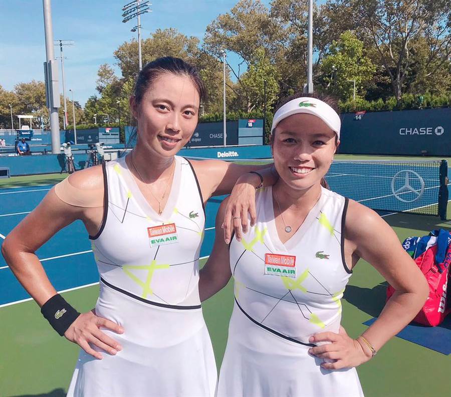 詹皓晴(左)和姐姐詹詠然(右)於杜拜女網賽首戰出局。(資料照/詹皓晴提供)
