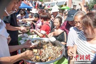 新疆瑪納斯縣 千人品嘗「百羊宴」