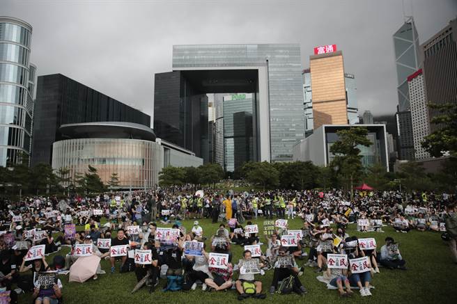 2日下午獲得同意的罷工集會在添馬公園舉行，到傍晚為止已湧入近3千人參與。（圖／美聯社）