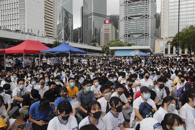 香港金鐘添馬公園下午聚集數千名示威者，響應三罷訴求，並要求港府於下周五前回應。（圖／美聯社）