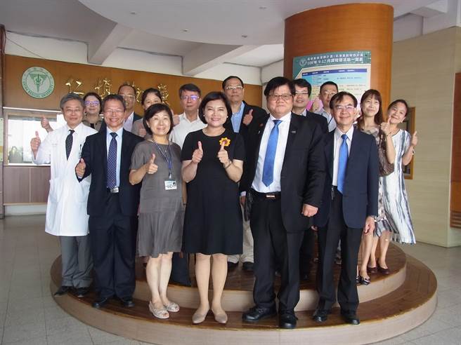 中國醫藥大學邀雲林縣長張麗善（前左四）參加北港分部新生始業式。（張朝欣攝）