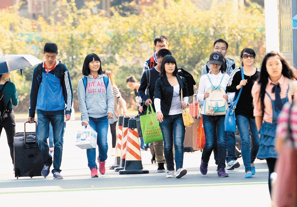 大学生的行囊装什么，反映了大陆时代变迁。图为2014年10月7日，南京大学开学景象。（新华社）