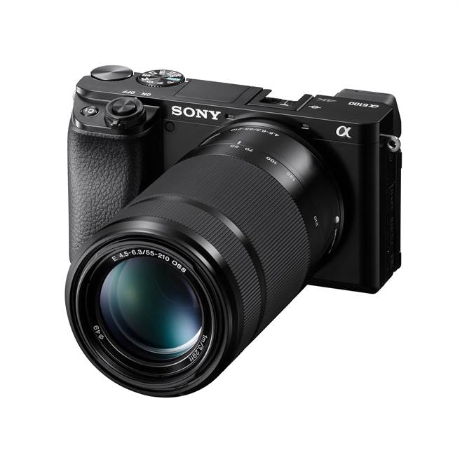Sony α6100 (搭配SEL55210鏡頭)配備 2,420 萬像素 APS-C 尺寸Exmor CMOS感光元件，為相機帶來全面升級的影像畫質和動靜態影像拍攝效能。(Sony提供／黃慧雯台北傳真)