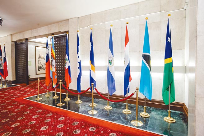 我17邦交国旗帜恐再少一面。图为外交部邦交国旗帜，右一是索罗门群岛国旗。（本报系资料照片）