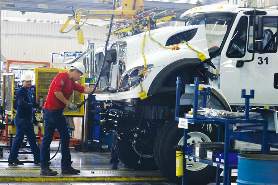 ACT Research查詢拜訪發現，四大卡車製造商合計定單量6月年減69％，7月跌幅更擴大至80％。圖／路透