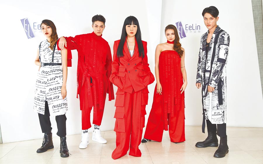 李元圓（左起）、陳信維、設計師高小娟、裴頡、鄭奇光，演繹品牌以紅、白、黑為主創作的服裝。（陳俊吉攝）
