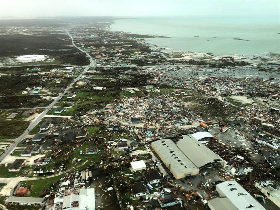 颶風多利安狂虐巴哈馬群島整整2天，圖為當中阿巴科群島3日遭肆虐後的空拍慘況。（圖／路透社）