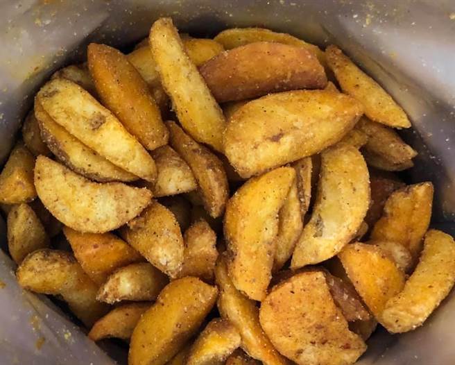 有网友分享好市多新品「甜辣厚切马铃薯条」，尝鲜后表示很好吃，尤其打开后有被份量吓到。（图摘自Costco好市多商品经验老实说）