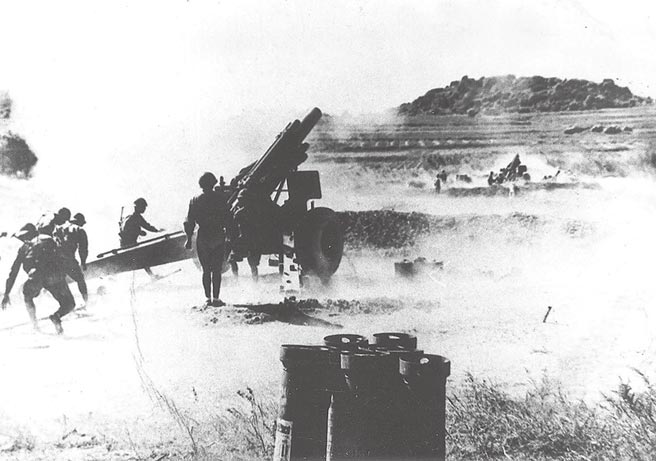 八二三炮战期间国军炮兵在没有掩护的尚义机场反击共军。（本报系资料照片）
