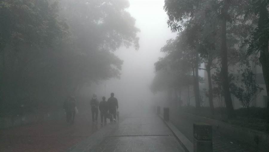 位處石碇山區的華梵大學常充斥著山嵐迷霧。(圖/摘自臉書)