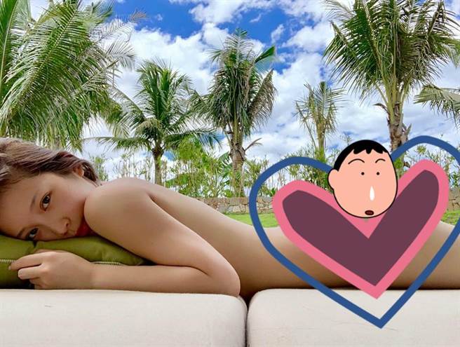 鸡排妹又赏粉丝福利啦！昨（5）日晚间在脸书PO出深夜清凉照，辣度破表叫粉丝直喷鼻血。（图摘自鸡排妹粉专《鸡排妹ili郑家纯》）