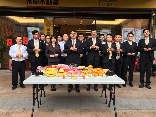 由最初5人团队，陆陆续续加入生力军，永庆不动产南崁特力光明加盟店在林硕茂店(左4)带领下，创下开店5个月、业绩破2800万的好成绩。