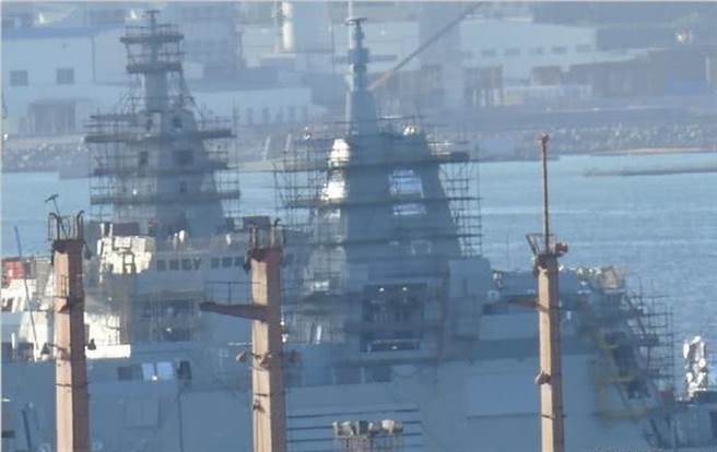 舾装中的055大型驱逐舰，正在舰顶的大型相控阵列雷达似已安装完成。（图／微博@海边漫步HH)