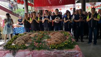 鯉魚伯公文化祭登場 分送108斤米糕「吃平安」