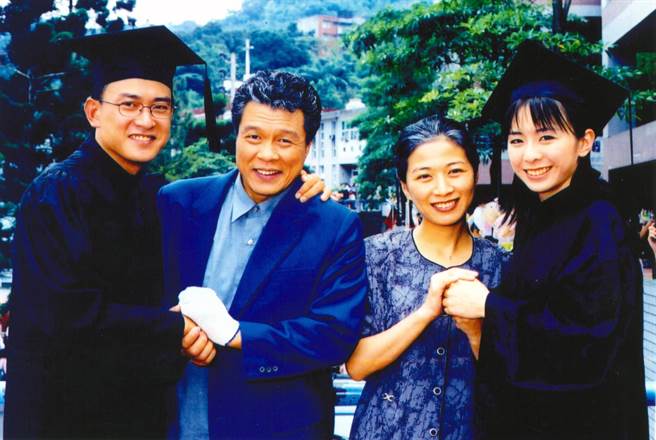 王識賢（左起）當年與楊烈、方文琳、潘儀君等人一起演出的《流氓教授》叫好又叫座。（資料照/台視提供）
