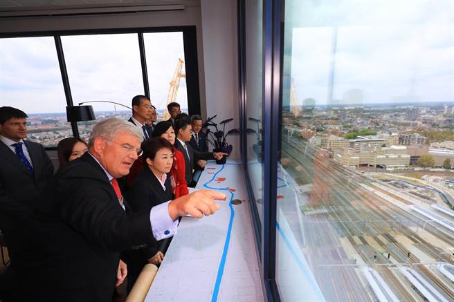 　烏特勒支市長范贊能向盧秀燕導覽窗外市政建設。（台中市政府新聞局／陳世宗台中傳真）