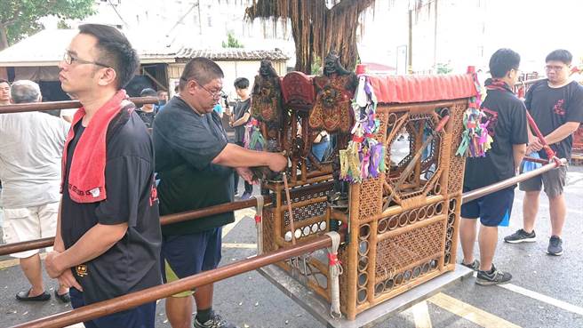 台南大驾夜巡习俗由于路线不定，难以事先申请路权，图为2019年县城隍庙举办夜巡抓鬼。（程炳璋摄）