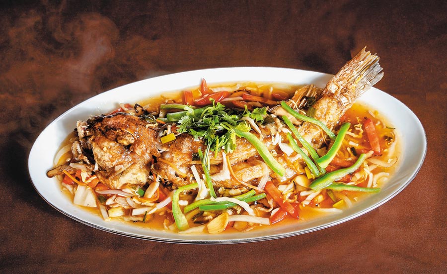 「飄香五柳魚」同時帶有酸甜苦辣的滋味，是台灣經典農家料理。（盧禕祺攝）