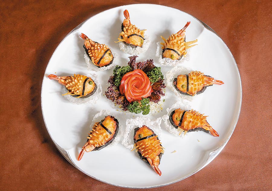 「鯉魚海大蝦」是早期富貴人家為宴請賓客所烹製的阿舍菜，用蝦、花枝漿等食材巧妙捏成討喜的鯉魚模樣，也是文珽逅最愛的一道台菜。（盧禕祺攝）